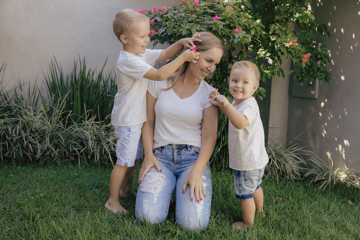 ensaio familia - dia das maes - ensaio em casa - mae de menino - jaragua do sul - fotografos de familia - chroma fotografia