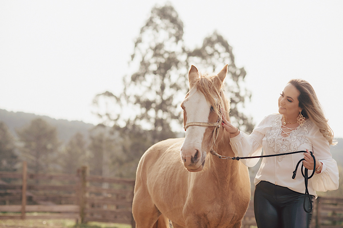 ensaio individual - ensaio fotografico - gislaine - rio negrinho - fazenda evaristo - ensaio com cavalo - beleza feminina - chroma fotografia