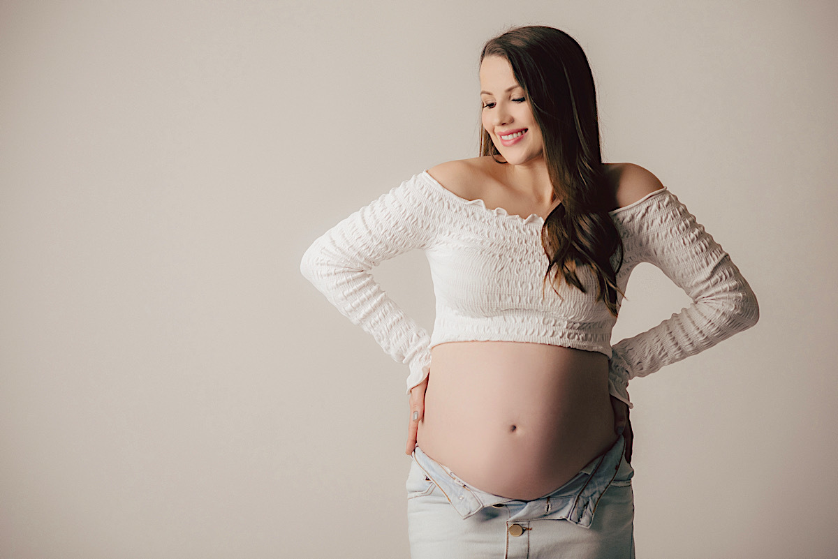 ensaio gestante - mae de menina - ensaio fotografico - sao bento do sul - chroma fotografia - ensaio ao ar livre - estudio