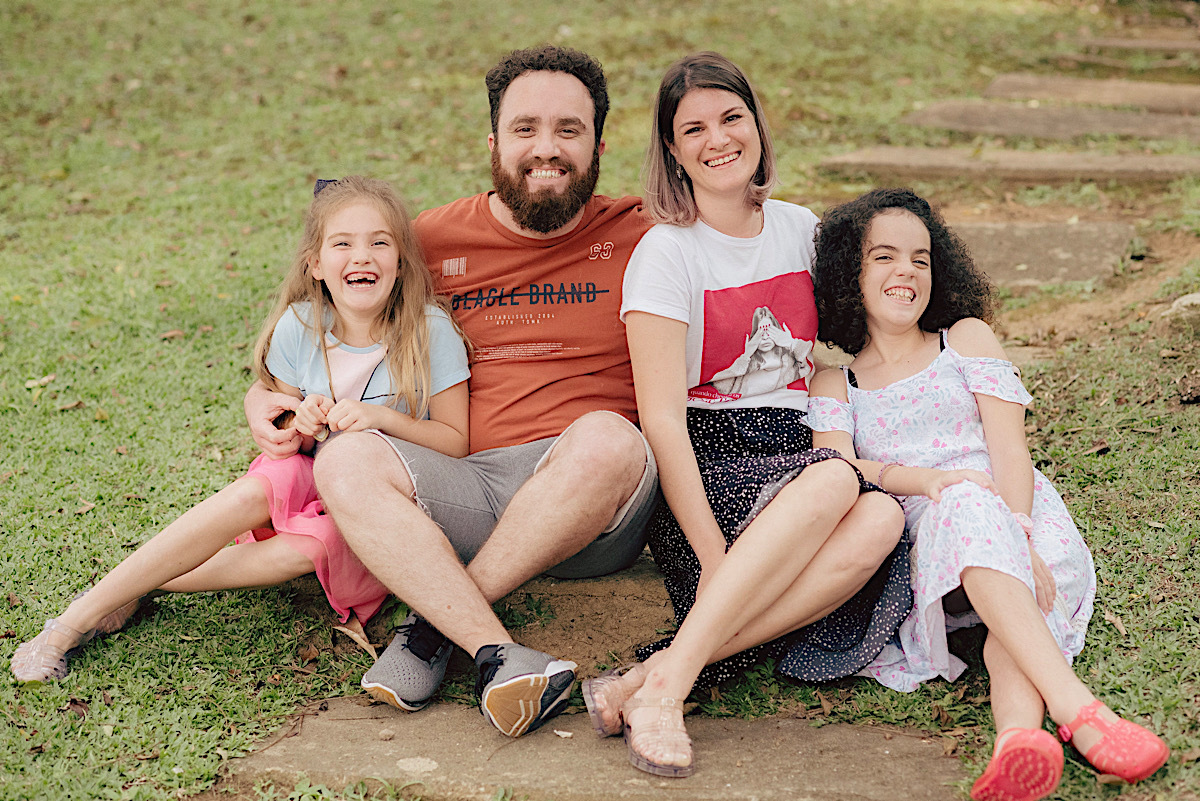 ensaio familia - ensaio com pozinho colorido - po colorido - ensaio divertido - ensaio ao ar livre - chroma fotografia - sao bento do sul