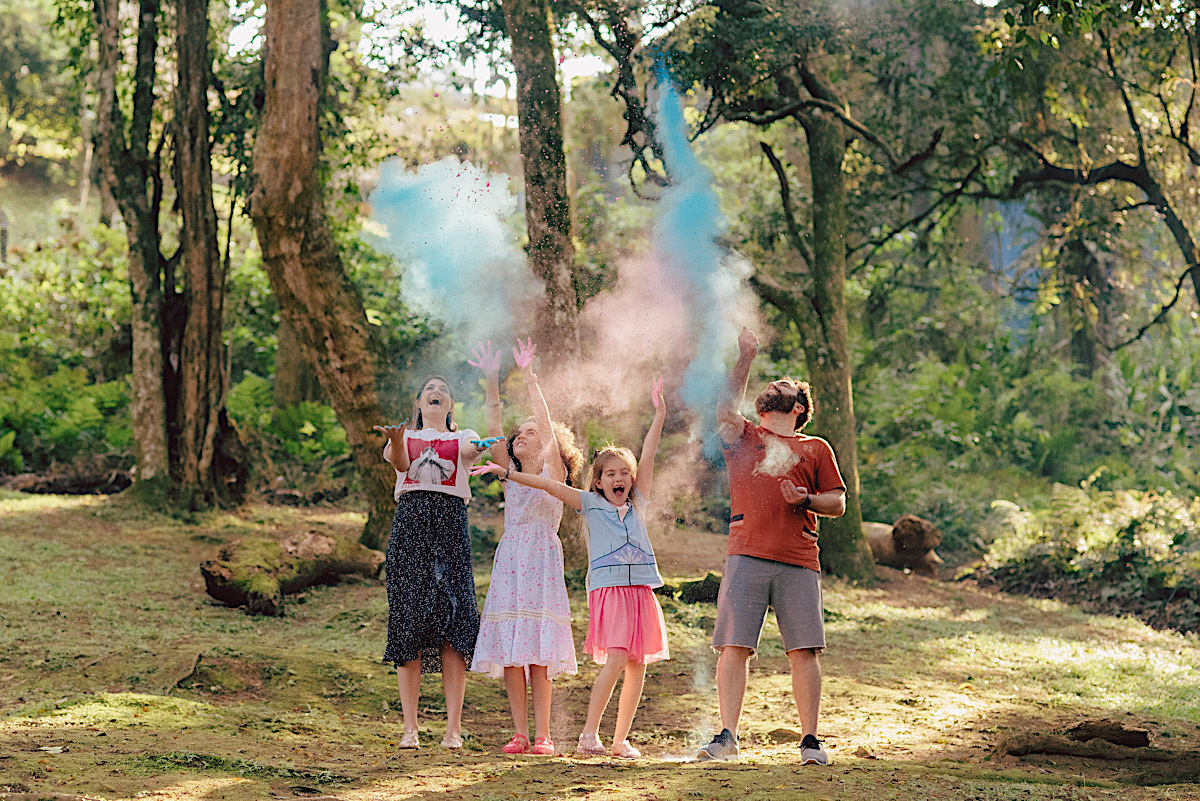 ensaio familia - ensaio com pozinho colorido - po colorido - ensaio divertido - ensaio ao ar livre - chroma fotografia - sao bento do sul
