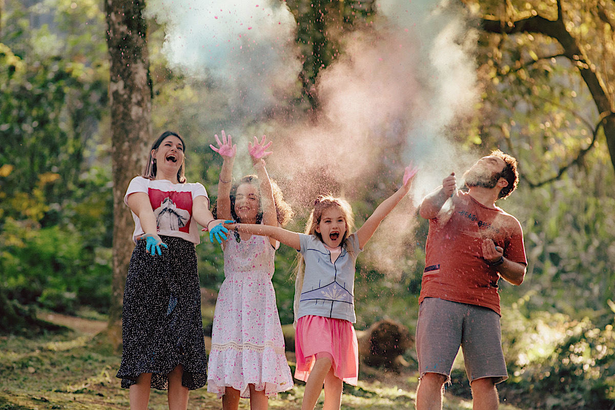 ensaio familia - ensaio com pozinho colorido - po colorido - ensaio divertido - ensaio ao ar livre - chroma fotografia - sao bento do sul