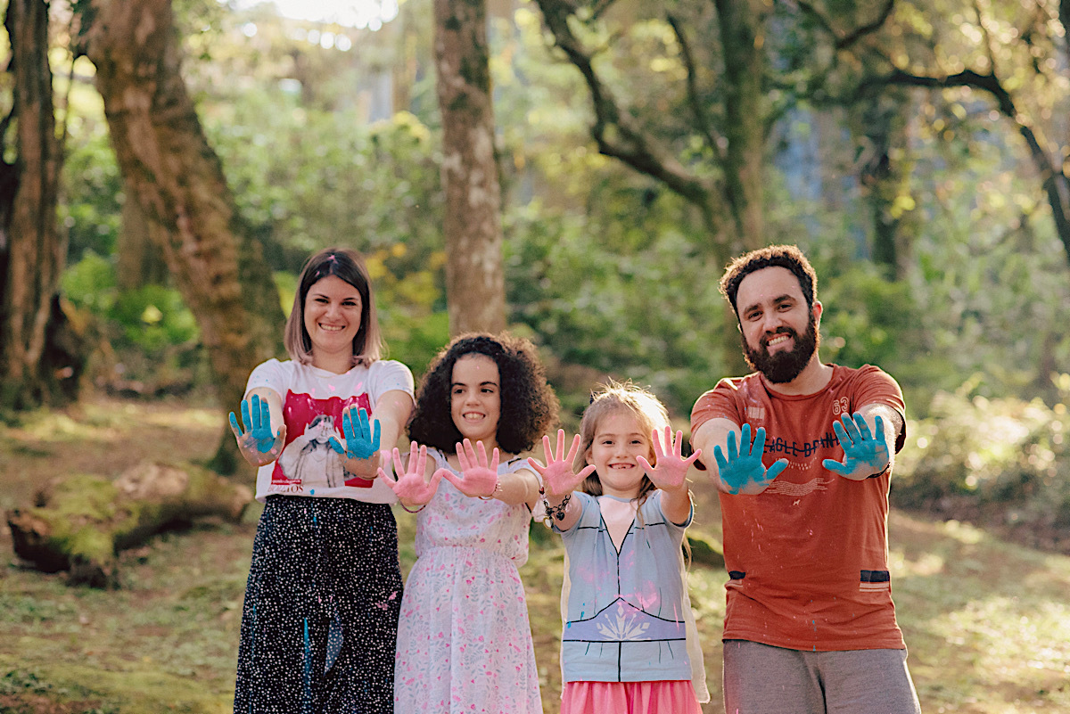ensaio familia - ensaio com pozinho colorido - po colorido - ensaio divertido - ensaio ao ar livre - chroma fotografia - sao bento do sul