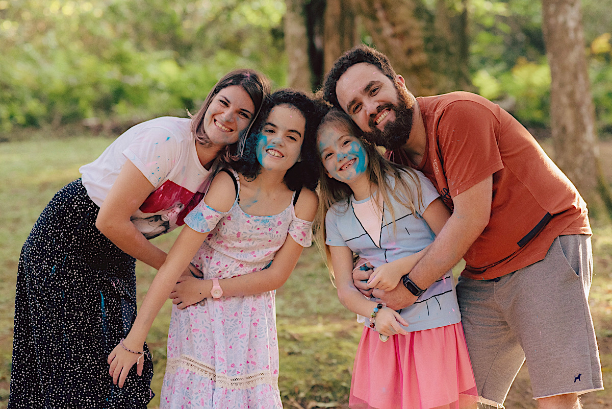 ensaio familia - ensaio com pozinho colorido - po colorido - ensaio divertido - ensaio ao ar livre - chroma fotografia - sao bento do sul
