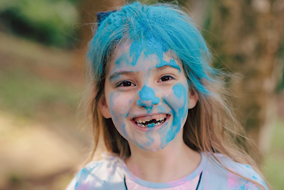 ensaio familia - ensaio com pozinho colorido - po colorido - ensaio divertido - ensaio ao ar livre - chroma fotografia - sao bento do sul