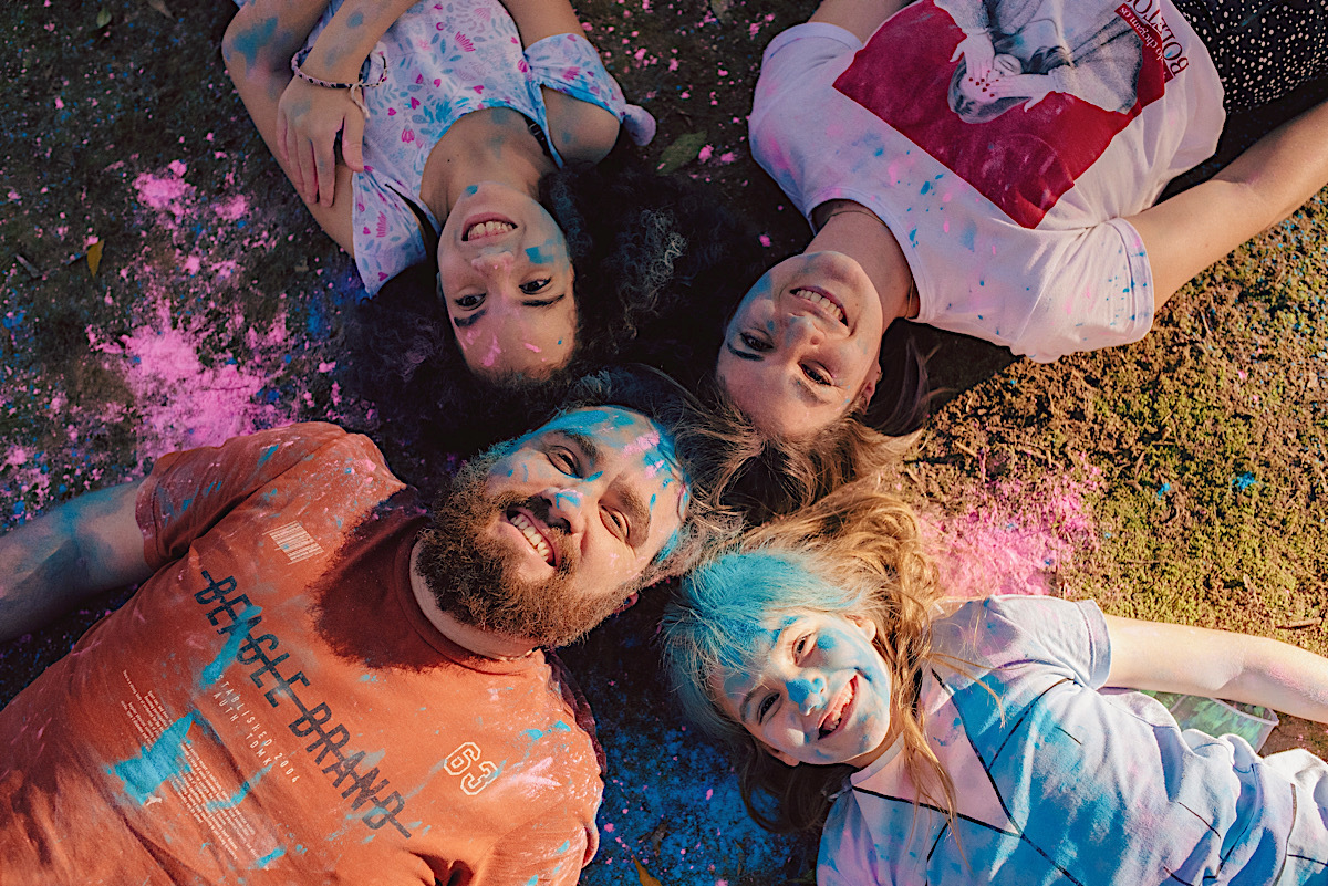 ensaio familia - ensaio com pozinho colorido - po colorido - ensaio divertido - ensaio ao ar livre - chroma fotografia - sao bento do sul