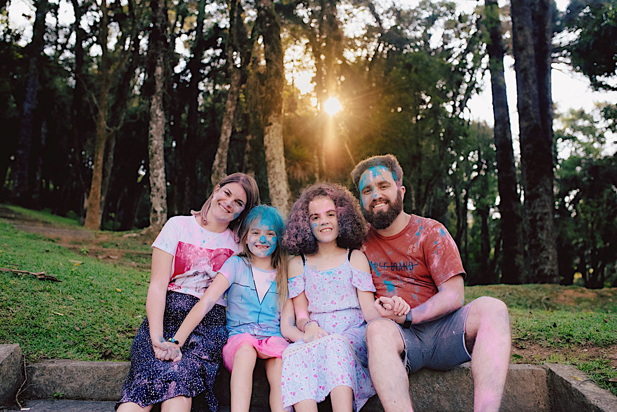 ensaio familia - ensaio com pozinho colorido - po colorido - ensaio divertido - ensaio ao ar livre - chroma fotografia - sao bento do sul
