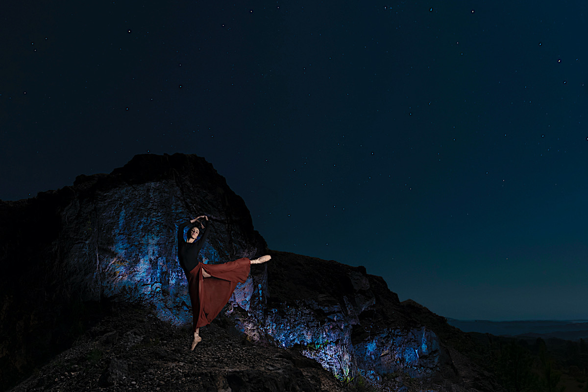 janina rios - bailarina - ballet - bale - pedreira - foto noturna - ensaio noturno - longa exposicao - foto a noite - sao bento do sul - chroma fotografia - israel de oliveira