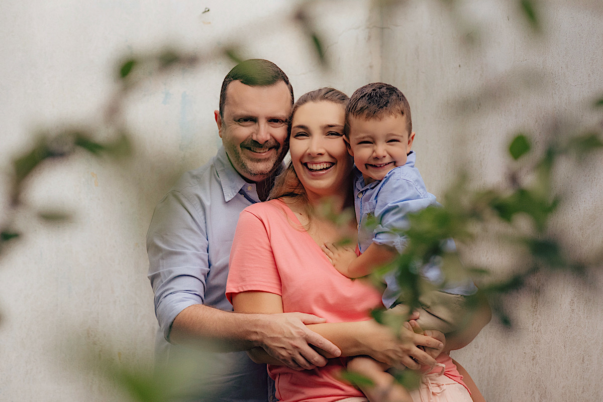 ensaio familia - rio negrinho - ensaio com crianca - mae de menino - ensaio divertido - ensaio com tinta - chroma fotografia