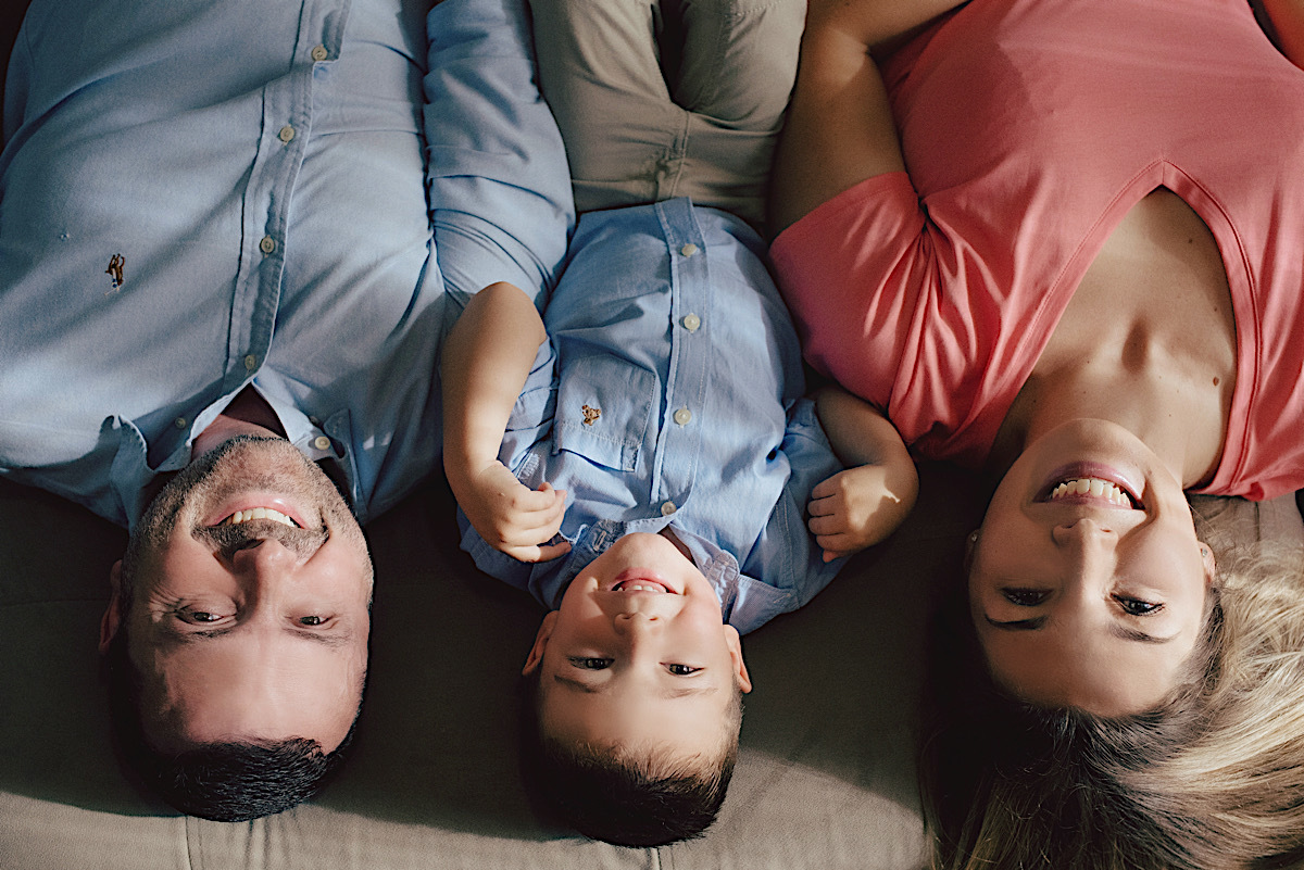 ensaio familia - rio negrinho - ensaio com crianca - mae de menino - ensaio divertido - ensaio com tinta - chroma fotografia