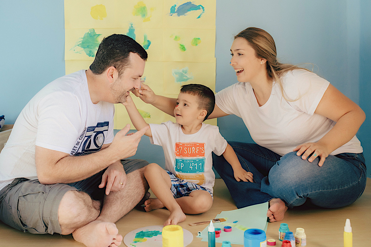 ensaio familia - rio negrinho - ensaio com crianca - mae de menino - ensaio divertido - ensaio com tinta - chroma fotografia