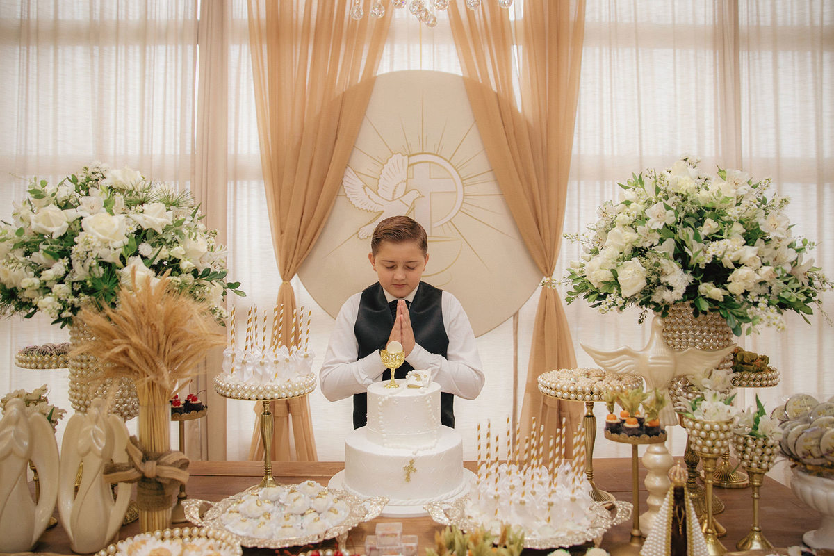 comunhao - primeira eucaristia - comunhao Gabriel - fotografos jaragua do sul - comunhao no espaco garden - chroma fotografia