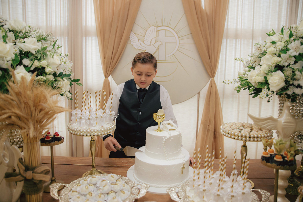 comunhao - primeira eucaristia - comunhao Gabriel - fotografos jaragua do sul - comunhao no espaco garden - chroma fotografia