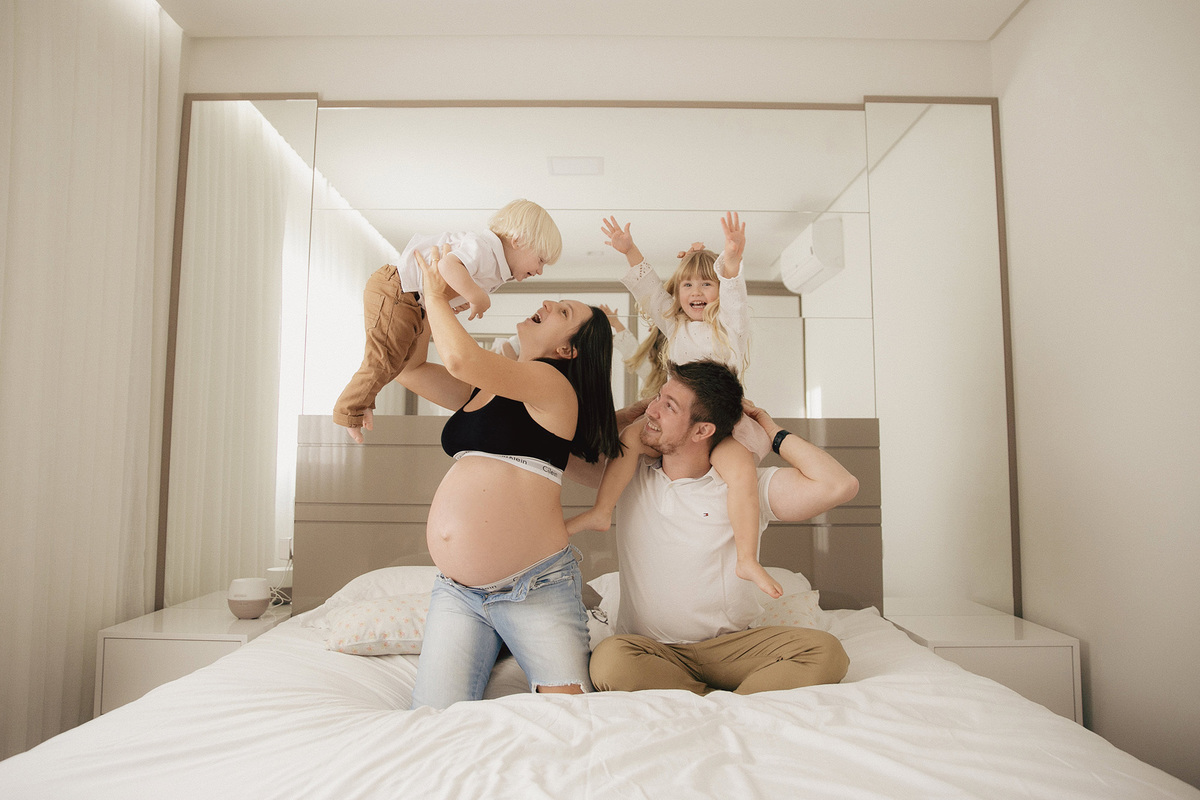 ensaio gestante - gestante - ensaio em casa - ensaio de familia - mae de tres - fotografos jaragua do sul - fotografos de familia - jaragua do sul - chroma fotografia