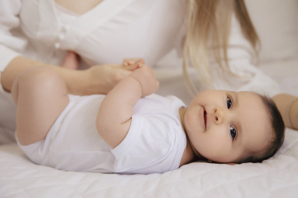 ensaio em casa - ensaio familia - familia - ensaio 3 meses - ensaio em jaragua do sul - mae de menina - pai de menina - chroma fotografia
