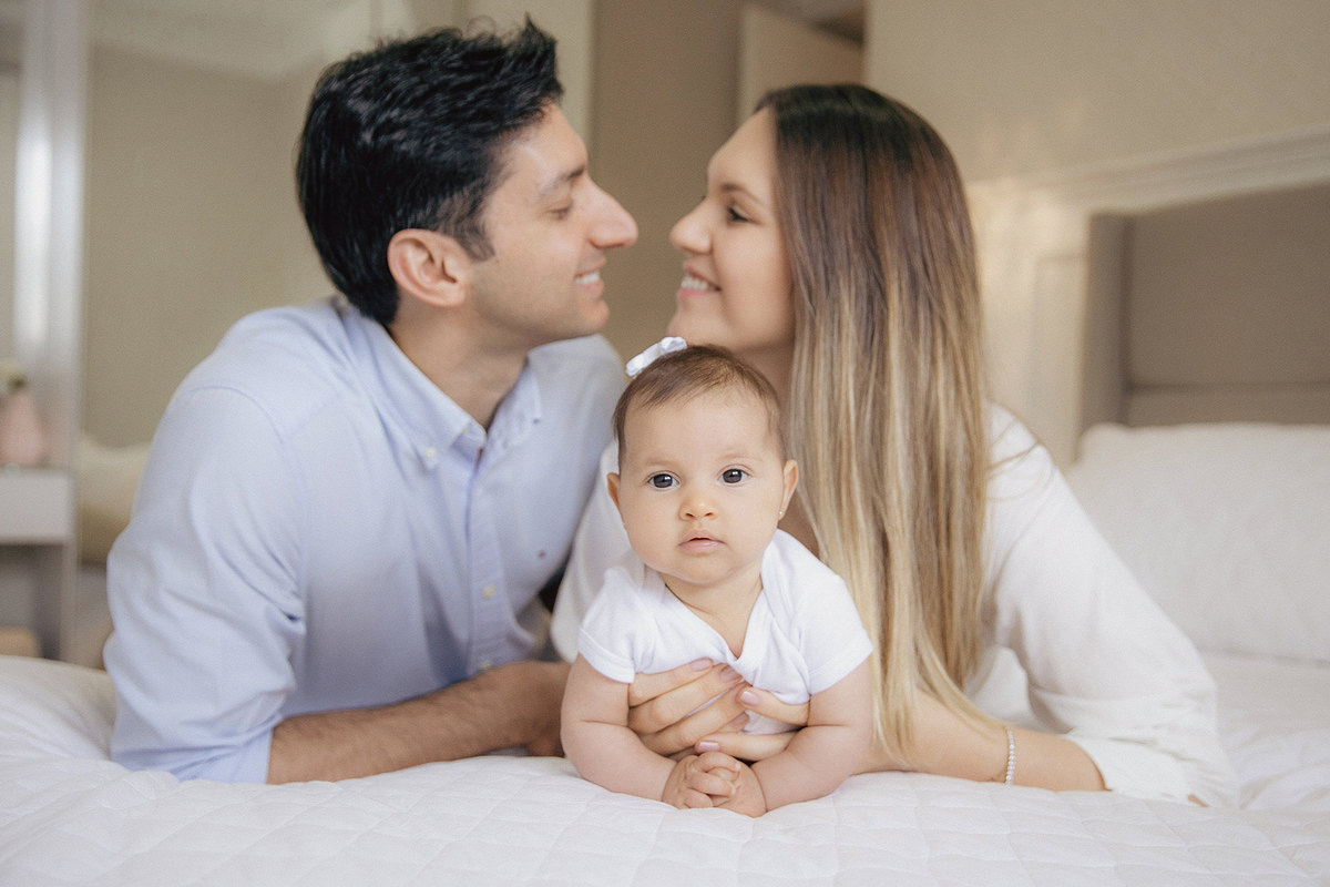 ensaio em casa - ensaio familia - familia - ensaio 3 meses - ensaio em jaragua do sul - mae de menina - pai de menina - chroma fotografia