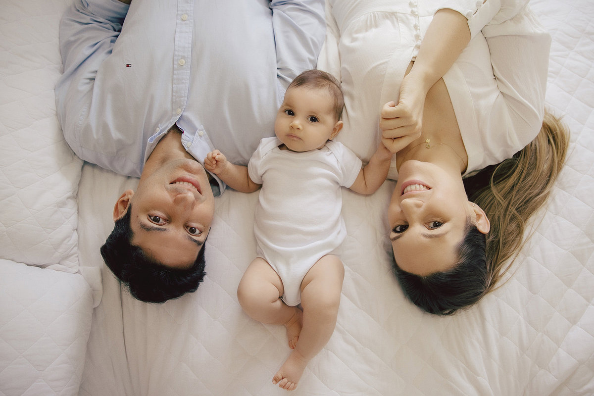 ensaio em casa - ensaio familia - familia - ensaio 3 meses - ensaio em jaragua do sul - mae de menina - pai de menina - chroma fotografia