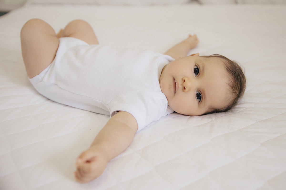 ensaio em casa - ensaio familia - familia - ensaio 3 meses - ensaio em jaragua do sul - mae de menina - pai de menina - chroma fotografia