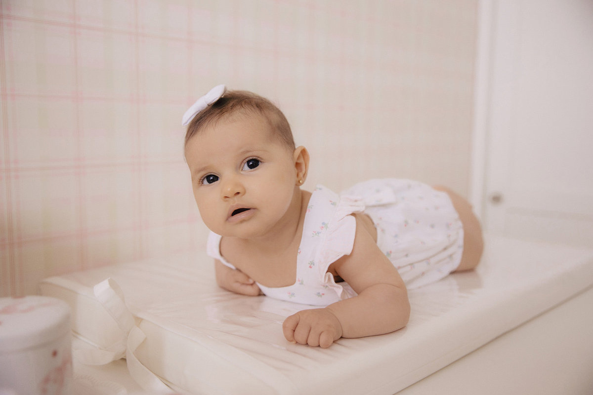ensaio em casa - ensaio familia - familia - ensaio 3 meses - ensaio em jaragua do sul - mae de menina - pai de menina - chroma fotografia