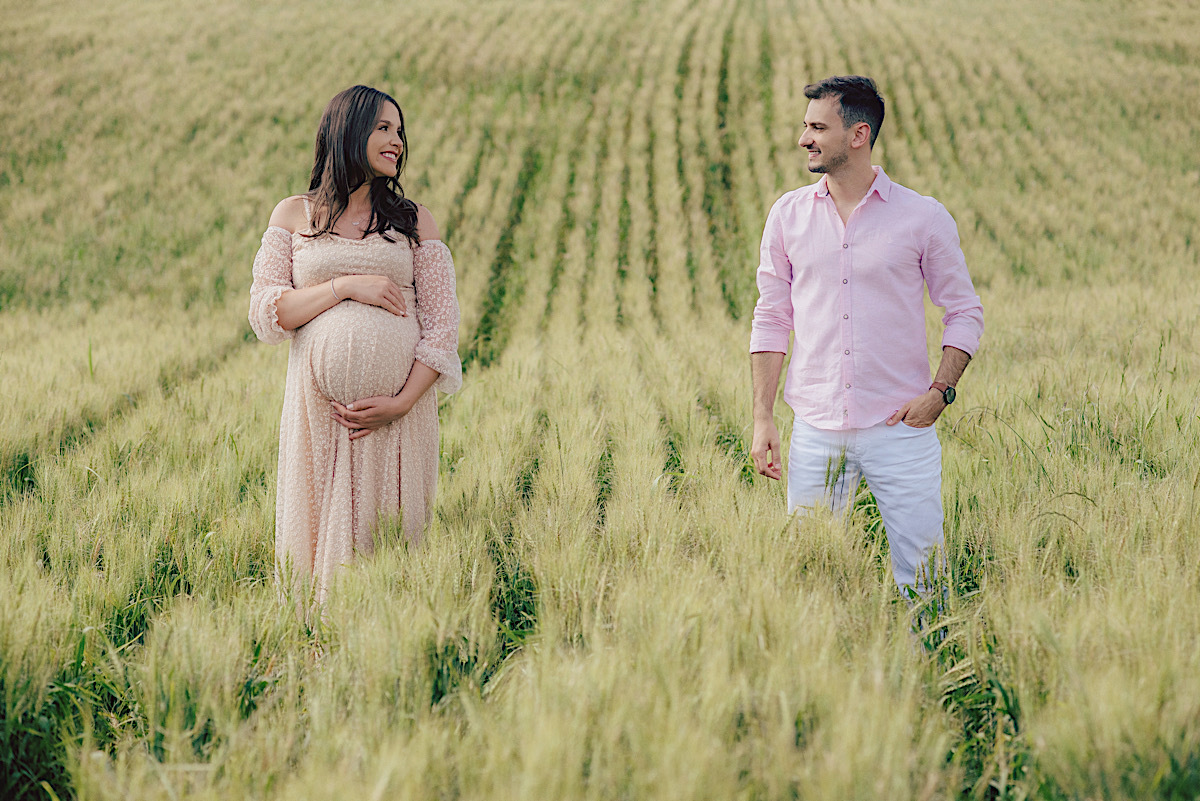 priscila - felipe - luisa - estudio - externa - plantacao de trigo - ensaio gestante - mae de menina - mae de primeira viagem - sao bento do sul - chroma fotografia