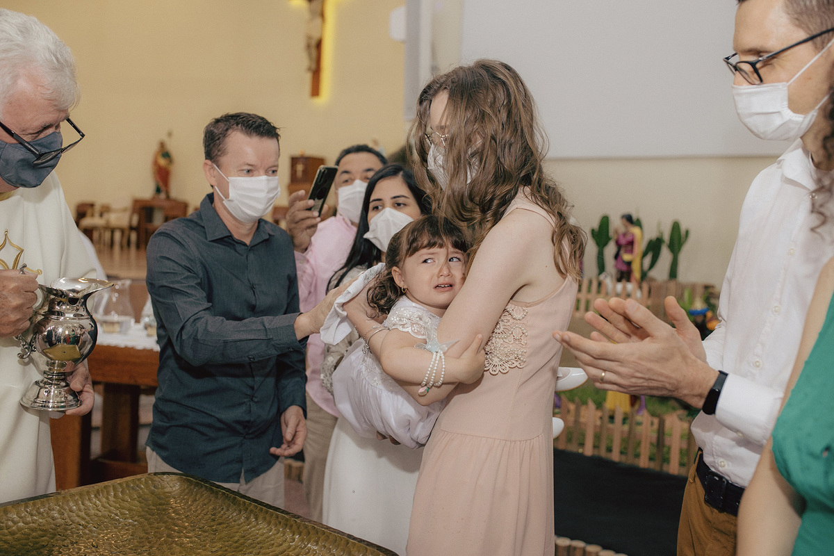 batizado - batismo - batizado Isabella - mae de menina - batismo em jaragua do sul - familia - chroma fotografia