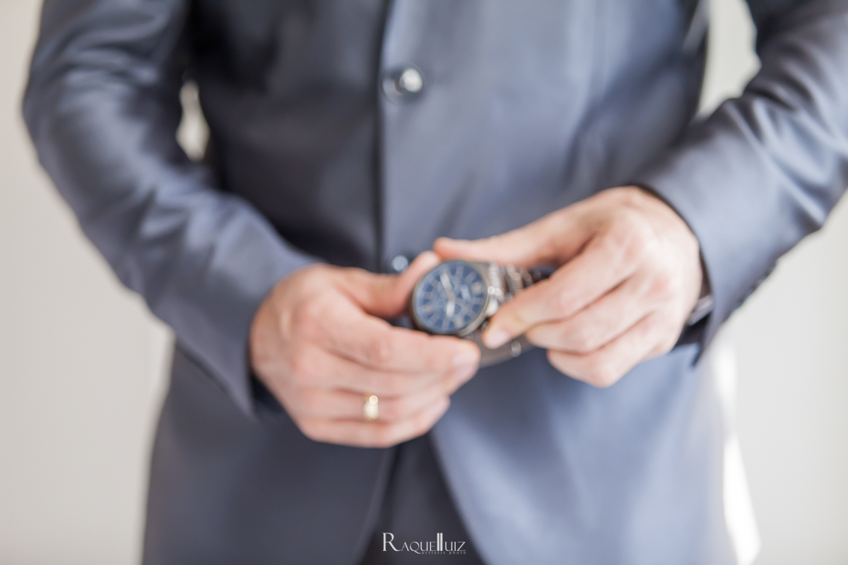 fotos-noivo-luz-natural-casamento-relogio