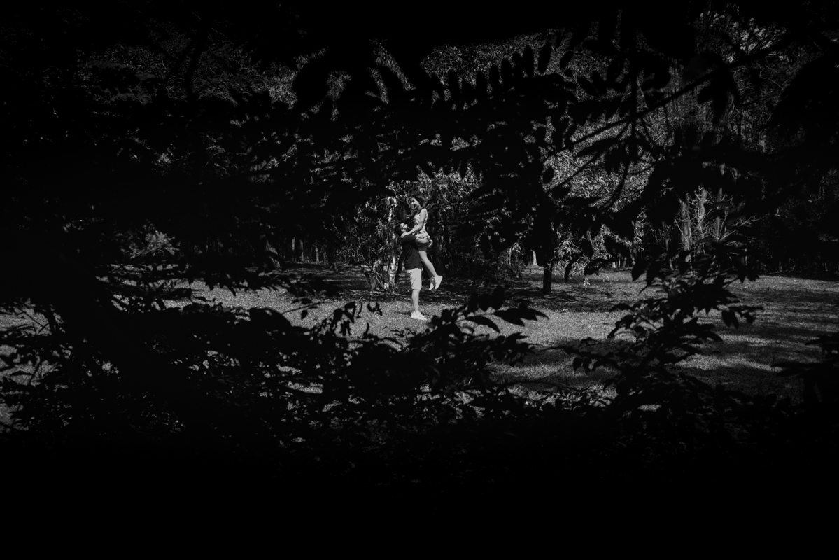 ensaio casal Jardim Botânico São Paulo, fotos externas São Paulo, ensaio fotográfico casal, fotografia de casal em São Paulo, fotógrafo Jardim Botânico, ensaio fotográfico natural, fotos de casal com cumplicidade, fotografia personalizada de casal