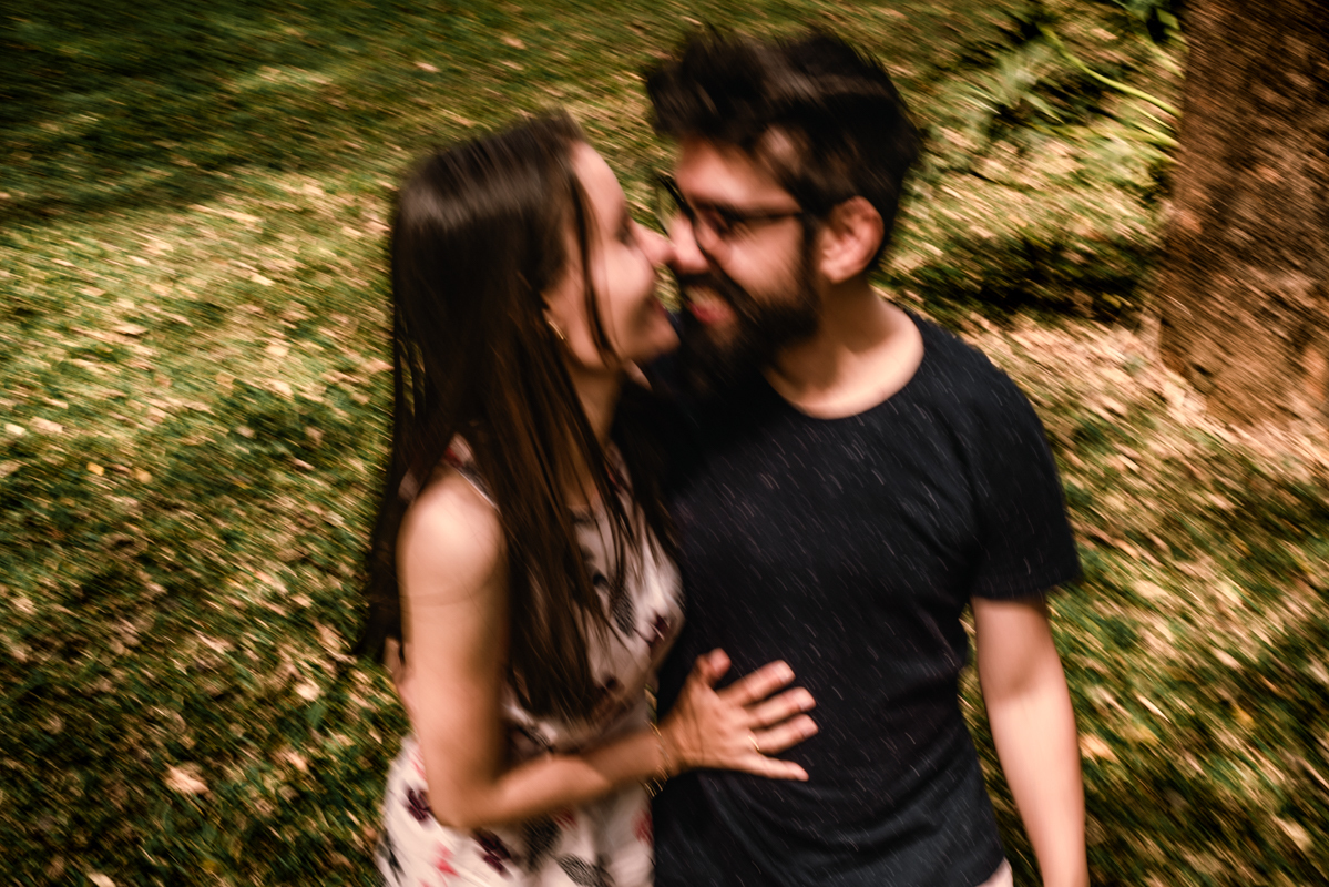 ensaio casal Jardim Botânico São Paulo, fotos externas São Paulo, ensaio fotográfico casal, fotografia de casal em São Paulo, fotógrafo Jardim Botânico, ensaio fotográfico natural, fotos de casal com cumplicidade, fotografia personalizada de casal