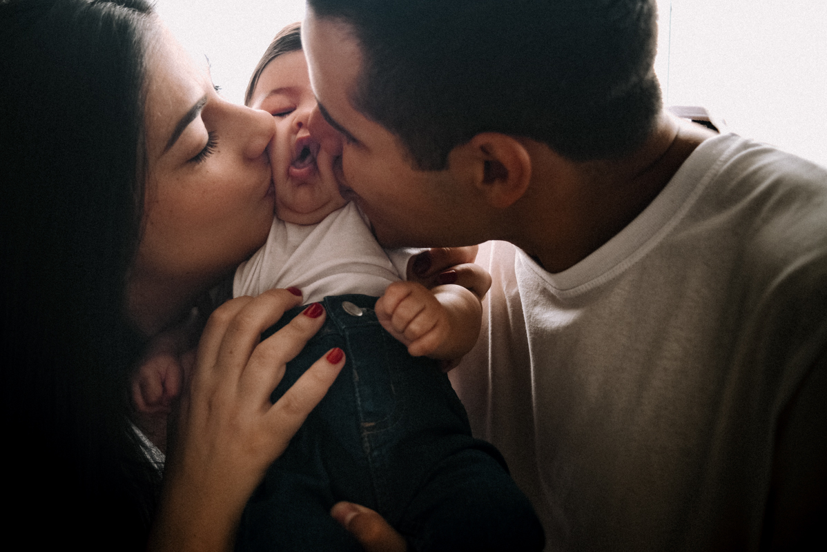 Maternidade, ensaio de família, lifestyle, parentalidade, amor, conexão, momento único, família unida, registros espontâneos, memórias, fotos naturais, vida cotidiana, amor incondicional, fotografia documental, momentos preciosos.