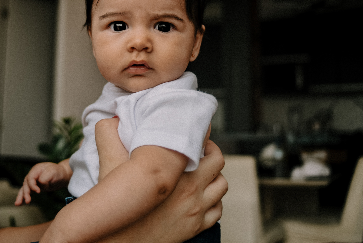 Maternidade, ensaio de família, lifestyle, parentalidade, amor, conexão, momento único, família unida, registros espontâneos, memórias, fotos naturais, vida cotidiana, amor incondicional, fotografia documental, momentos preciosos.
