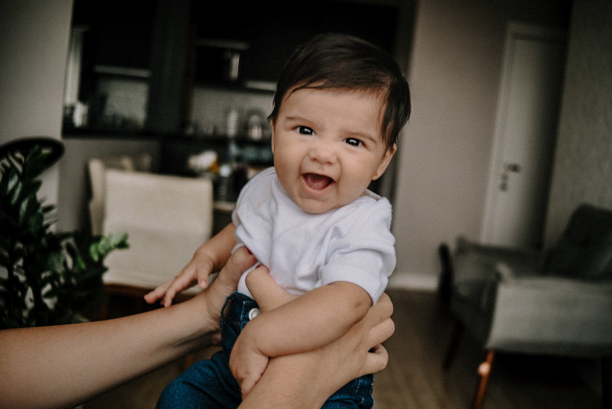 Maternidade, ensaio de família, lifestyle, parentalidade, amor, conexão, momento único, família unida, registros espontâneos, memórias, fotos naturais, vida cotidiana, amor incondicional, fotografia documental, momentos preciosos.