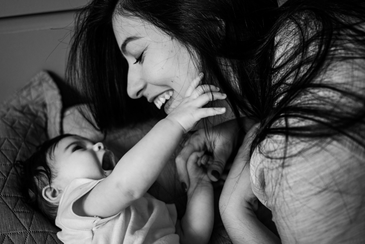 Maternidade, ensaio de família, lifestyle, parentalidade, amor, conexão, momento único, família unida, registros espontâneos, memórias, fotos naturais, vida cotidiana, amor incondicional, fotografia documental, momentos preciosos.