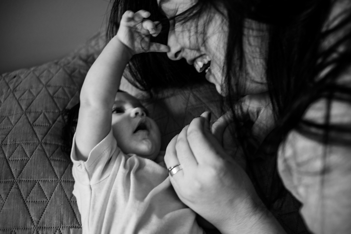 Maternidade, ensaio de família, lifestyle, parentalidade, amor, conexão, momento único, família unida, registros espontâneos, memórias, fotos naturais, vida cotidiana, amor incondicional, fotografia documental, momentos preciosos.