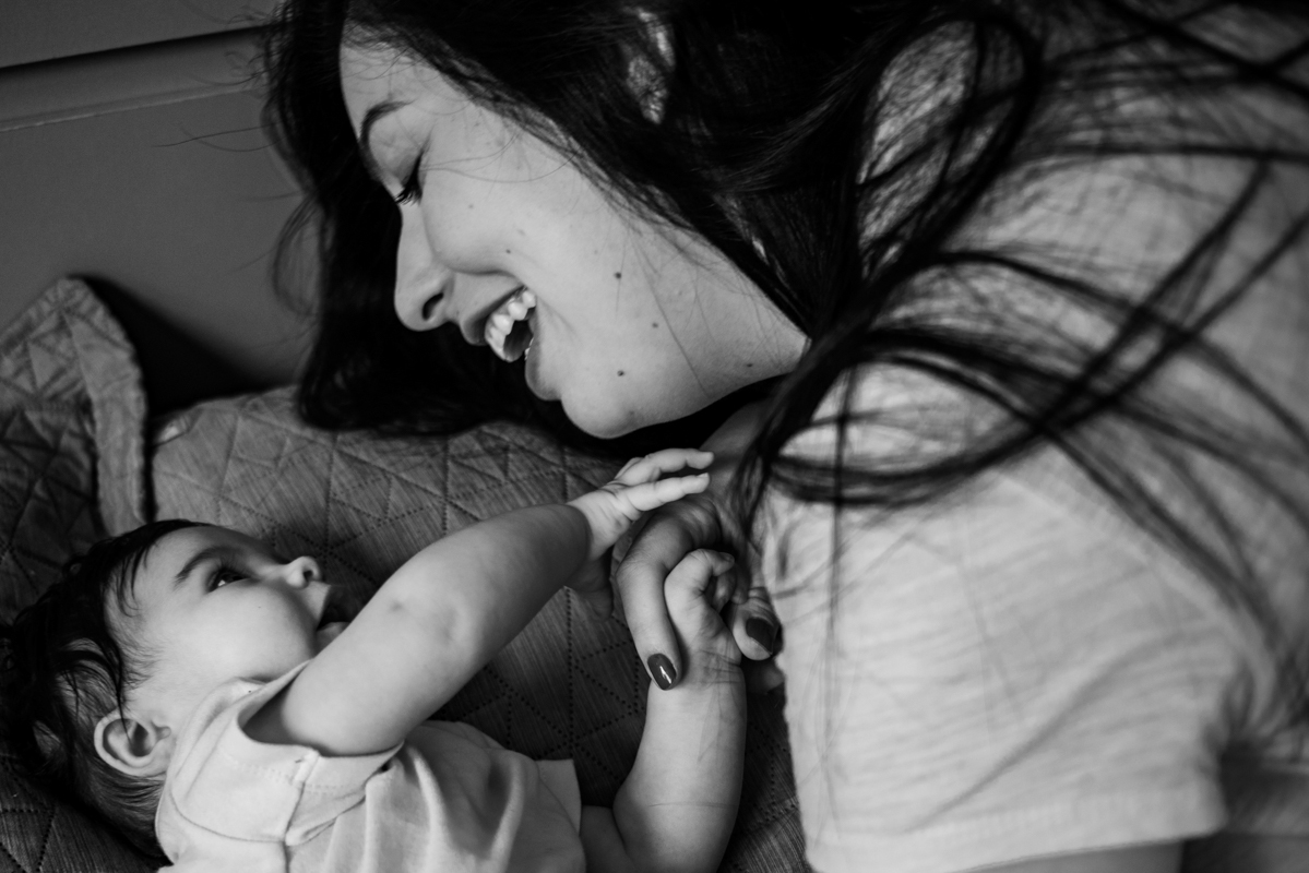 Maternidade, ensaio de família, lifestyle, parentalidade, amor, conexão, momento único, família unida, registros espontâneos, memórias, fotos naturais, vida cotidiana, amor incondicional, fotografia documental, momentos preciosos.