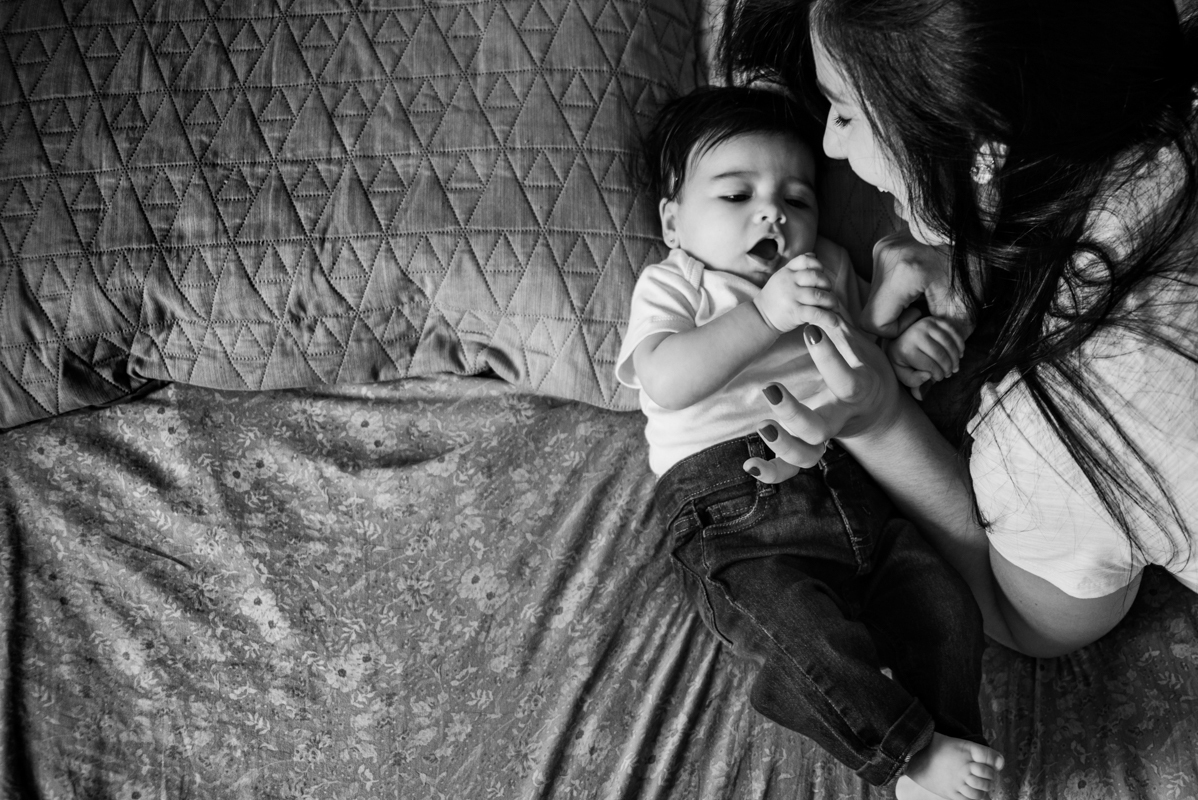 Maternidade, ensaio de família, lifestyle, parentalidade, amor, conexão, momento único, família unida, registros espontâneos, memórias, fotos naturais, vida cotidiana, amor incondicional, fotografia documental, momentos preciosos.