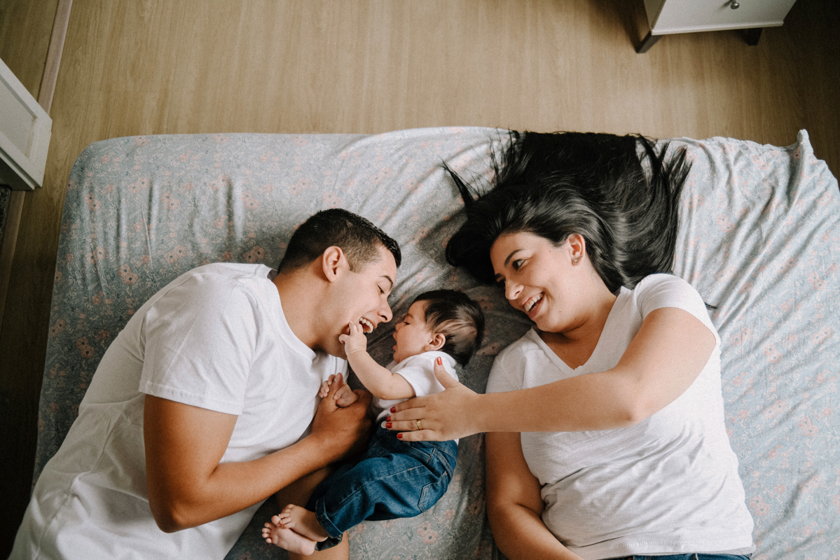 Maternidade, ensaio de família, lifestyle, parentalidade, amor, conexão, momento único, família unida, registros espontâneos, memórias, fotos naturais, vida cotidiana, amor incondicional, fotografia documental, momentos preciosos.