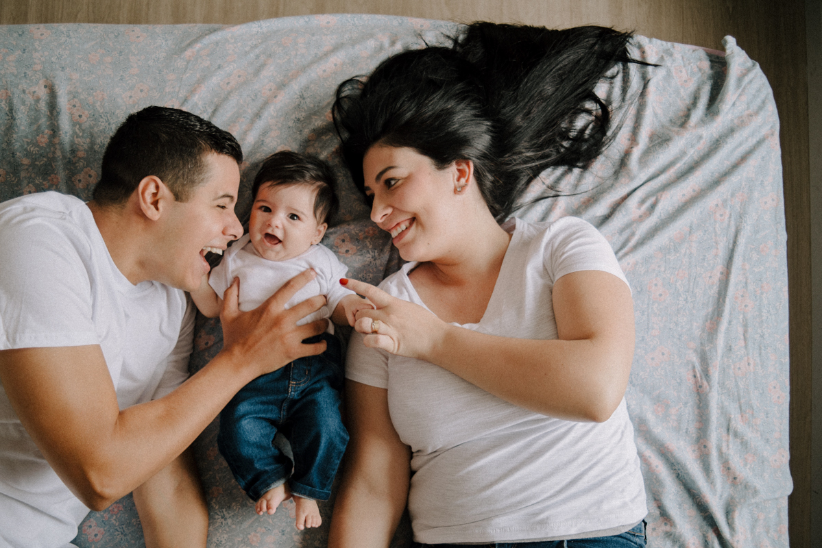 Maternidade, ensaio de família, lifestyle, parentalidade, amor, conexão, momento único, família unida, registros espontâneos, memórias, fotos naturais, vida cotidiana, amor incondicional, fotografia documental, momentos preciosos.