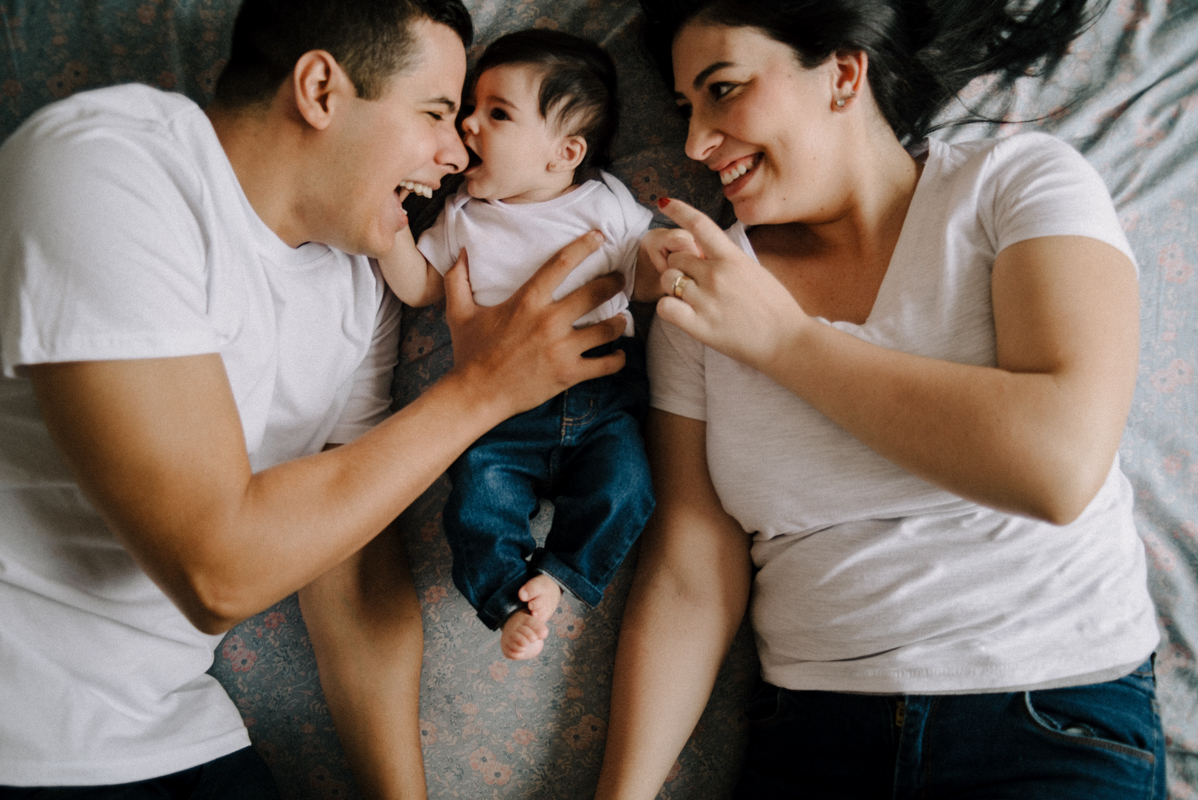 Maternidade, ensaio de família, lifestyle, parentalidade, amor, conexão, momento único, família unida, registros espontâneos, memórias, fotos naturais, vida cotidiana, amor incondicional, fotografia documental, momentos preciosos.