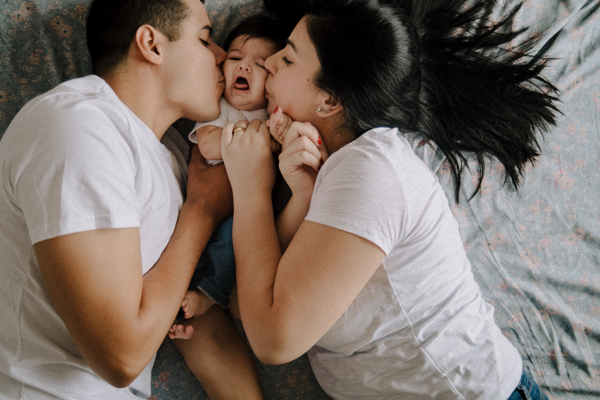 Maternidade, ensaio de família, lifestyle, parentalidade, amor, conexão, momento único, família unida, registros espontâneos, memórias, fotos naturais, vida cotidiana, amor incondicional, fotografia documental, momentos preciosos.
