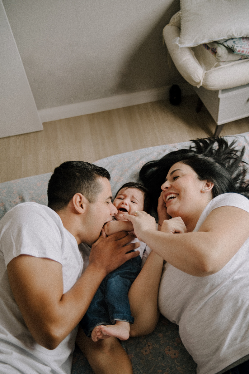 Maternidade, ensaio de família, lifestyle, parentalidade, amor, conexão, momento único, família unida, registros espontâneos, memórias, fotos naturais, vida cotidiana, amor incondicional, fotografia documental, momentos preciosos.