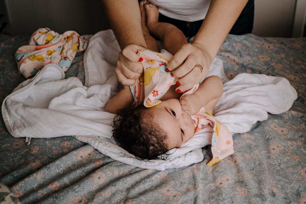 Maternidade, ensaio de família, lifestyle, parentalidade, amor, conexão, momento único, família unida, registros espontâneos, memórias, fotos naturais, vida cotidiana, amor incondicional, fotografia documental, momentos preciosos.