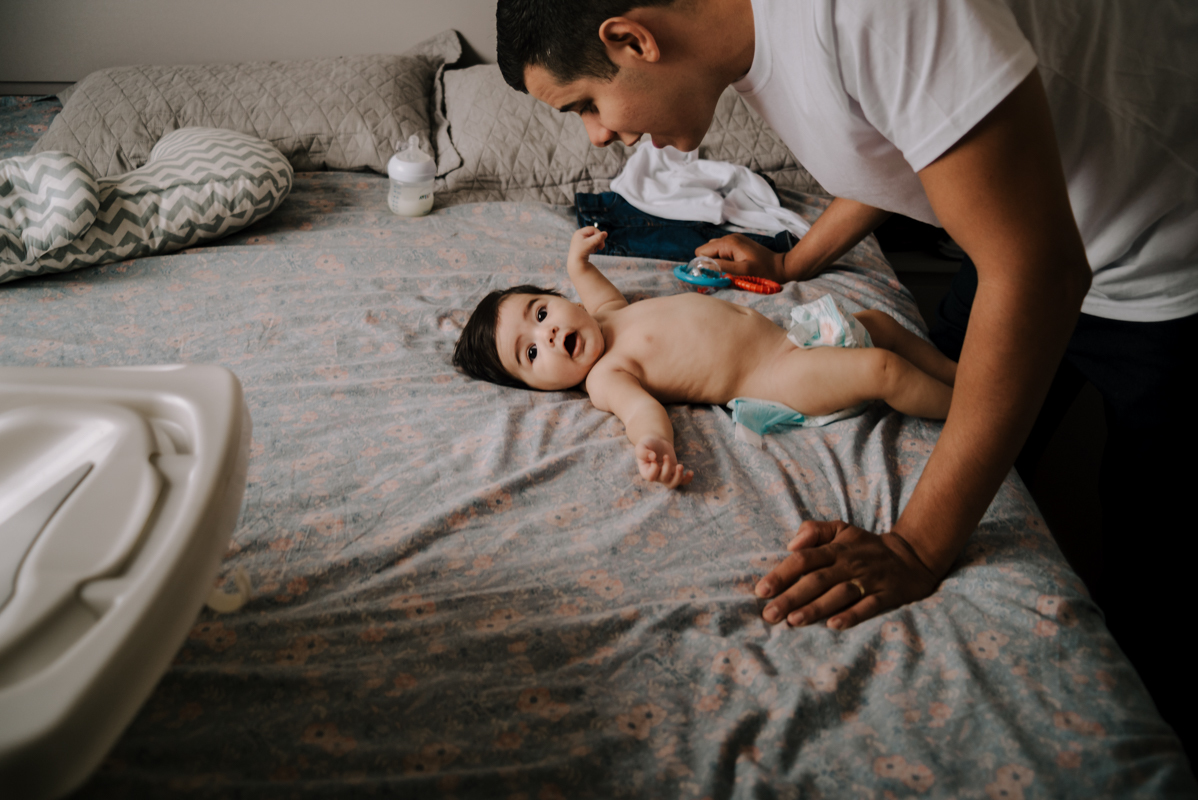 Maternidade, ensaio de família, lifestyle, parentalidade, amor, conexão, momento único, família unida, registros espontâneos, memórias, fotos naturais, vida cotidiana, amor incondicional, fotografia documental, momentos preciosos.
