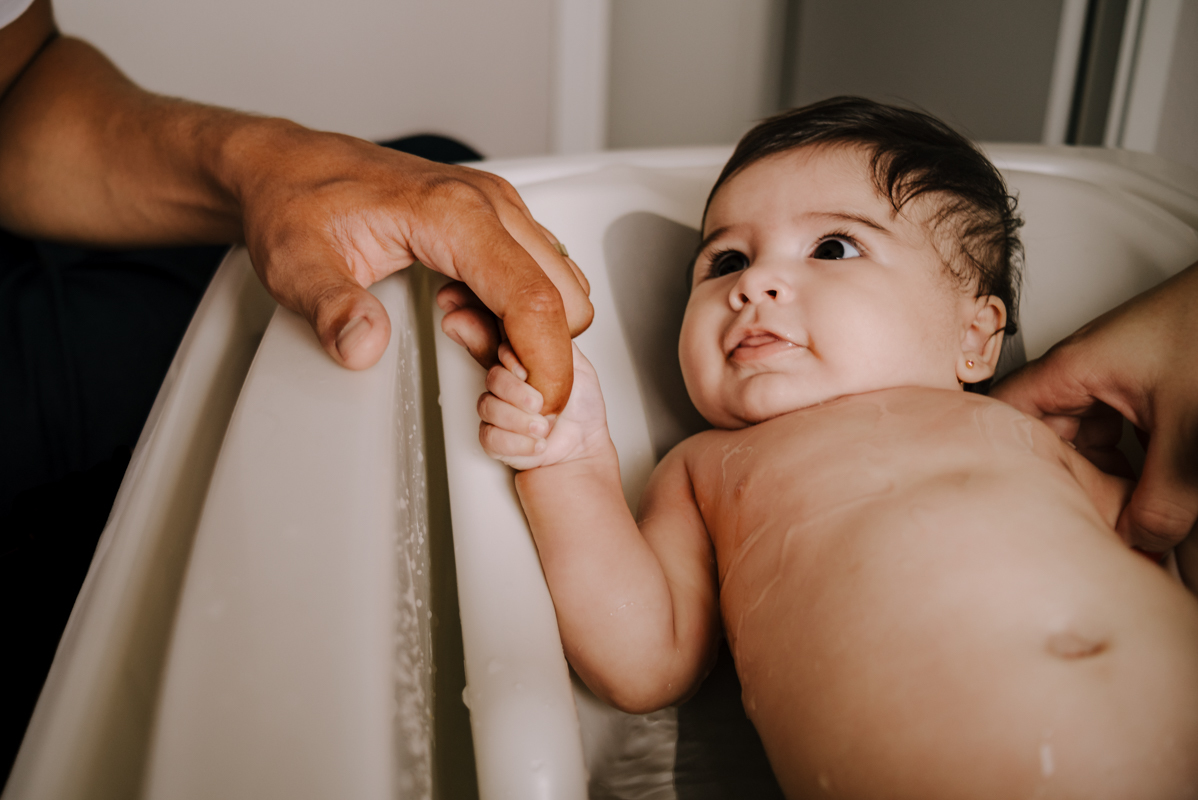 Maternidade, ensaio de família, lifestyle, parentalidade, amor, conexão, momento único, família unida, registros espontâneos, memórias, fotos naturais, vida cotidiana, amor incondicional, fotografia documental, momentos preciosos.