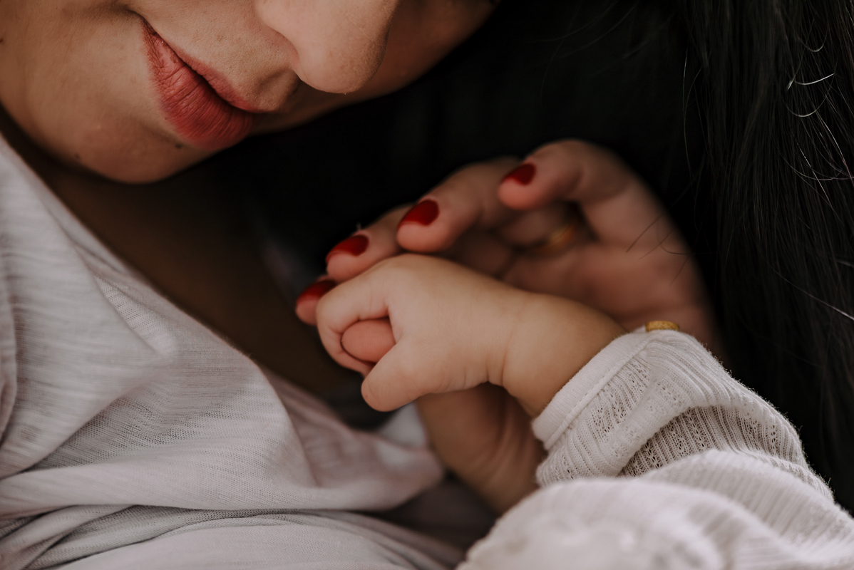 Maternidade, ensaio de família, lifestyle, parentalidade, amor, conexão, momento único, família unida, registros espontâneos, memórias, fotos naturais, vida cotidiana, amor incondicional, fotografia documental, momentos preciosos.