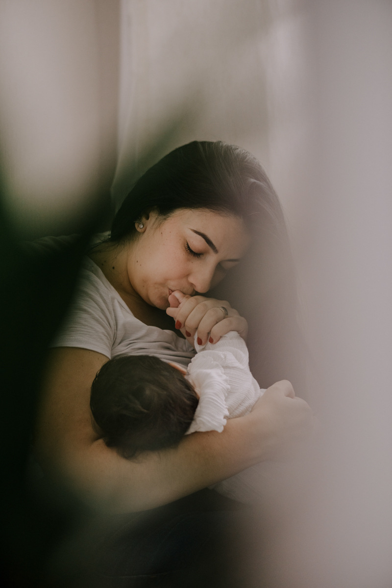 Maternidade, ensaio de família, lifestyle, parentalidade, amor, conexão, momento único, família unida, registros espontâneos, memórias, fotos naturais, vida cotidiana, amor incondicional, fotografia documental, momentos preciosos.