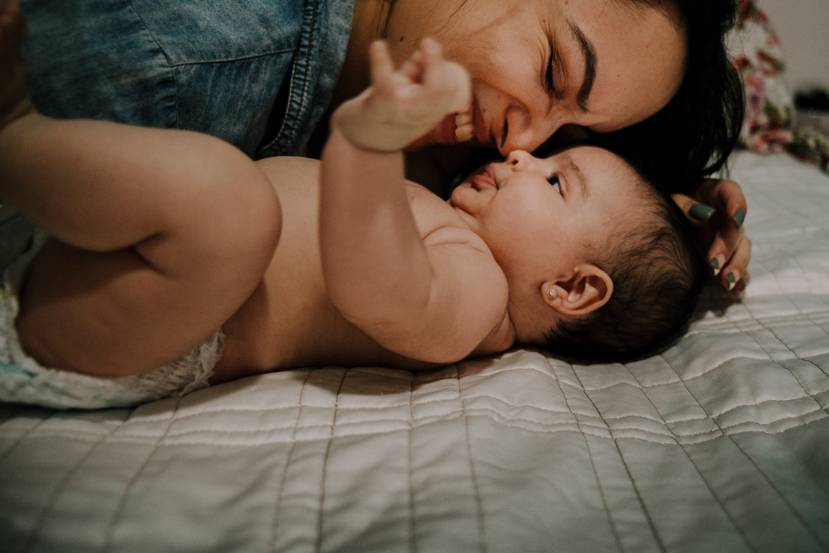 Ensaio de família lifestyle em São Paulo, capturando momentos únicos de amor e conexão. Fotografias documentais revelam risadas, abraços e a naturalidade do dia a dia, transformando memórias simples em lembranças inesquecíveis