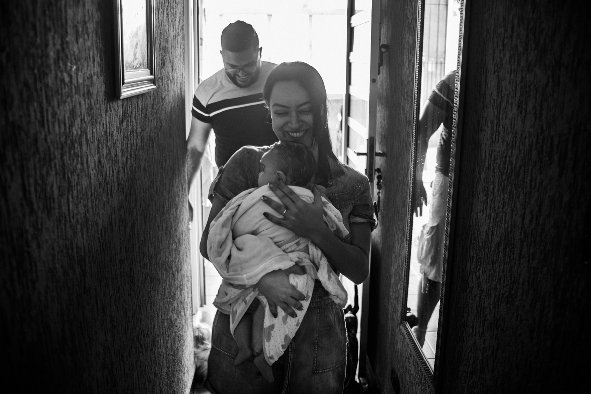 Ensaio de família lifestyle em São Paulo, capturando momentos únicos de amor e conexão. Fotografias documentais revelam risadas, abraços e a naturalidade do dia a dia, transformando memórias simples em lembranças inesquecíveis