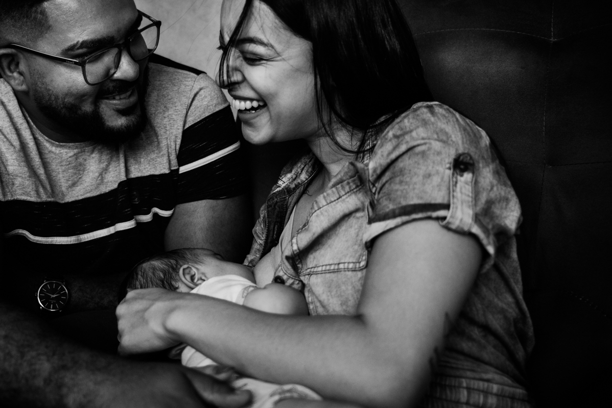 Ensaio de família lifestyle em São Paulo, capturando momentos únicos de amor e conexão. Fotografias documentais revelam risadas, abraços e a naturalidade do dia a dia, transformando memórias simples em lembranças inesquecíveis