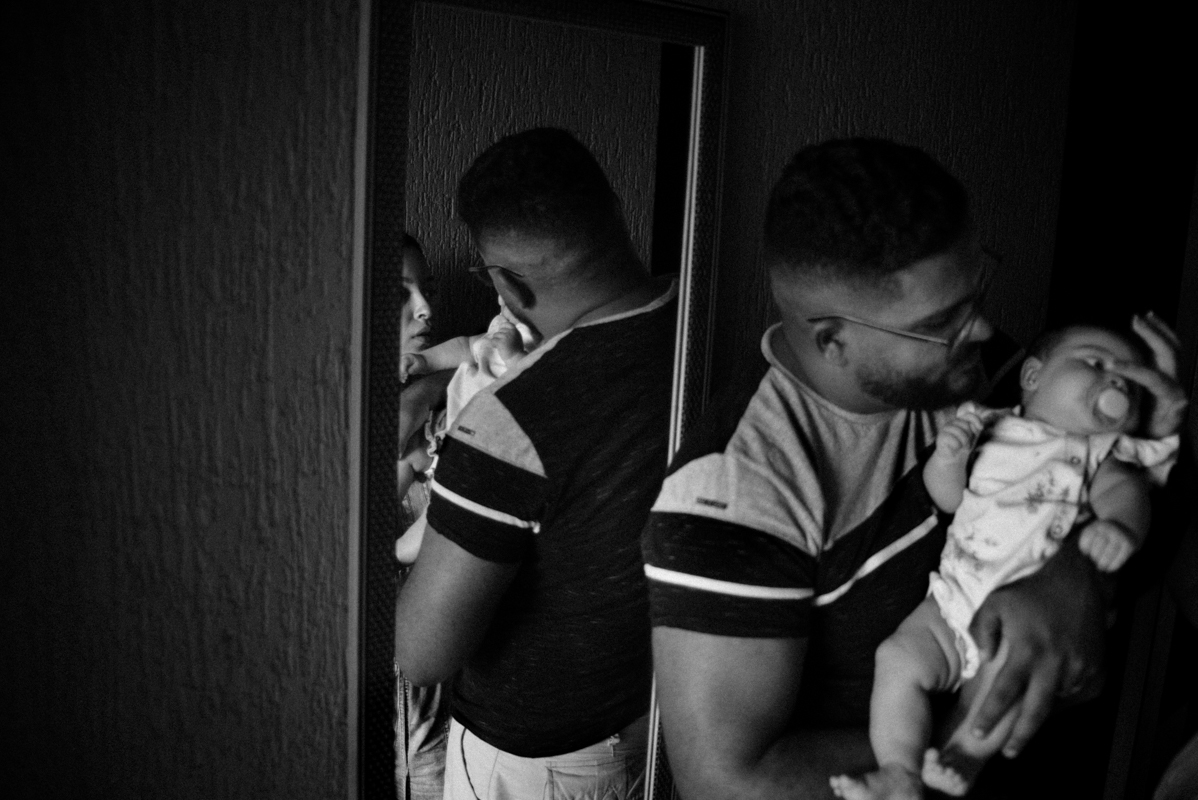 Ensaio de família lifestyle em São Paulo, capturando momentos únicos de amor e conexão. Fotografias documentais revelam risadas, abraços e a naturalidade do dia a dia, transformando memórias simples em lembranças inesquecíveis