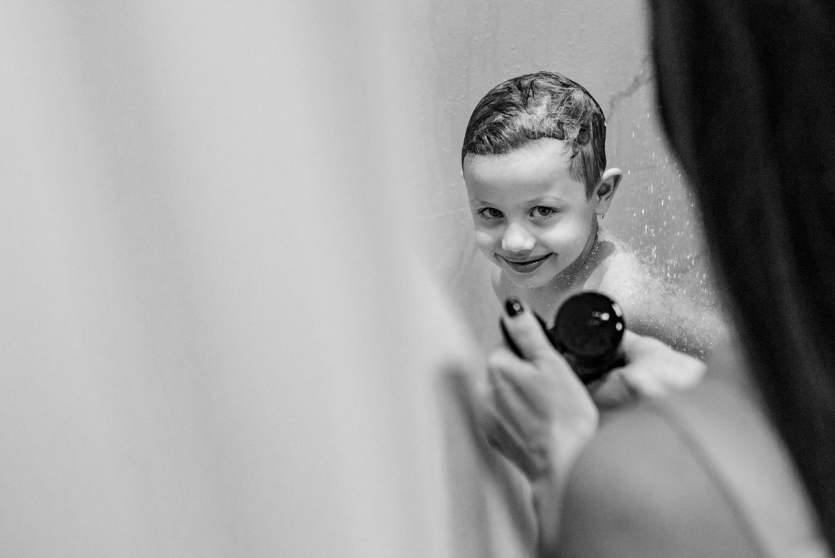 Criança sorrindo com um olhar de felicidade, expressando a leveza e a alegria da infância em um momento espontâneo.